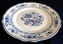 Lade das Bild in den Galerie-Viewer, 2er Set DESSERTTELLER - Acrylglas, Zwiebelmuster Gewellter Rand Relief Motiv Dekor