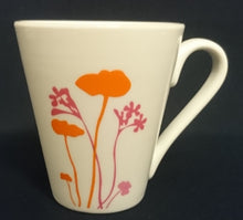 Lade das Bild in den Galerie-Viewer, KAFFEETASSE - Porzellan, Flora Fauna Schmetterling Pflanzen Blatt Blätter Motiv Dekor