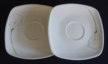 Lade das Bild in den Galerie-Viewer, UNTERTASSE "Calla" - Porzellan, Kanten Ovales Flora Blumenblüten Motiv Dekor (nBC)