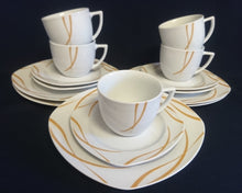 Lade das Bild in den Galerie-Viewer, 2er Set DESSERTTELLER "Oslo" - Geschwungene Wellenartige Doppel Kreuzlinien Motiv Dekor