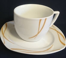 Lade das Bild in den Galerie-Viewer, 2er Set UNTERTASSEN "Oslo" - Porzellan, Geschwungene Wellenartige Doppel Kreuzlinien Motiv Dekor