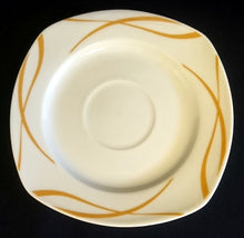 Lade das Bild in den Galerie-Viewer, UNTERTASSE "Oslo" - Porzellan, Geschwungene Wellenartige Doppel Kreuzlinien Motiv Dekor