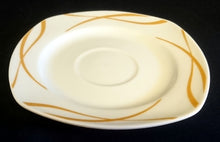 Lade das Bild in den Galerie-Viewer, UNTERTASSE "Oslo" - Porzellan, Geschwungene Wellenartige Doppel Kreuzlinien Motiv Dekor