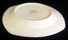 Lade das Bild in den Galerie-Viewer, 2er Set UNTERTASSEN "Oslo" - Porzellan, Geschwungene Wellenartige Doppel Kreuzlinien Motiv Dekor