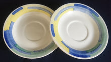 Lade das Bild in den Galerie-Viewer, 2er UNTERTASSEN - Keramik / Steingut, Regenbogen Farben Balken Dekor Rand