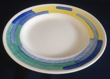 Lade das Bild in den Galerie-Viewer, DESSERTTELLER - Keramik / Steingut, Regenbogen Farben Balken Dekor Rand