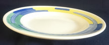 Lade das Bild in den Galerie-Viewer, DESSERTTELLER - Keramik / Steingut, Regenbogen Farben Balken Dekor Rand