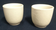 Lade das Bild in den Galerie-Viewer, 2er Set EIERBECHER - Keramik / Steingut, Punkte Tupfen Meliertes Motiv Dekor