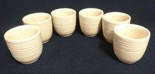 Lade das Bild in den Galerie-Viewer, EIERBECHER - Keramik / Steingut, Waagerechtes Linien Gestreiftes Relief Motiv Dekor