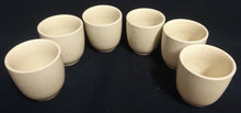 Lade das Bild in den Galerie-Viewer, EIERBECHER - Keramik / Steingut, Punkte Tupfen Meliertes Motiv Dekor