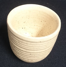 Lade das Bild in den Galerie-Viewer, EIERBECHER - Keramik / Steingut, Waagerechtes Linien Gestreiftes Relief Motiv Dekor