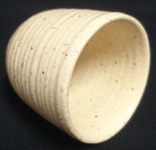 Lade das Bild in den Galerie-Viewer, EIERBECHER - Keramik / Steingut, Waagerechtes Linien Gestreiftes Relief Motiv Dekor