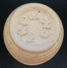 Lade das Bild in den Galerie-Viewer, 2er Set EIERBECHER - Keramik / Steingut, Waagerechtes Linien Gestreiftes Relief Motiv Dekor