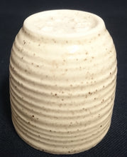 Lade das Bild in den Galerie-Viewer, EIERBECHER - Keramik / Steingut, Waagerechtes Linien Gestreiftes Relief Motiv Dekor