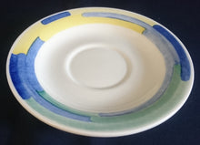 Lade das Bild in den Galerie-Viewer, 2er UNTERTASSEN - Keramik / Steingut, Regenbogen Farben Balken Dekor Rand