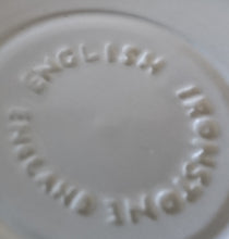 Lade das Bild in den Galerie-Viewer, UNTERTASSE - Keramik / Steingut, Landschaft Berg Burg Flora Blatt Blätter Baum Bäume Motiv Dekor