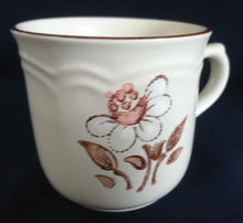 Lade das Bild in den Galerie-Viewer, KAFFEETASSE - Keramik / Steingut, Flora Blumenblüte Pflanzen Wellen Relief Motiv Dekor