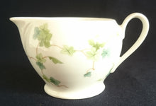 Lade das Bild in den Galerie-Viewer, MILCHKÄNNCHEN - Porzellan, Flora Blatt Blätter Ranken Efeu Motiv Dekor (BC)