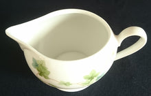 Lade das Bild in den Galerie-Viewer, MILCHKÄNNCHEN - Porzellan, Flora Blatt Blätter Ranken Efeu Motiv Dekor (BC)