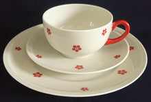 Lade das Bild in den Galerie-Viewer, DESSERTTELLER - Porzellan, Flora Blumenblüten Relief Motiv Dekor