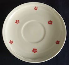 Lade das Bild in den Galerie-Viewer, UNTERTASSE - Porzellan, Flora Blumenblüten Relief Motiv Dekor