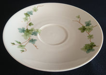 Lade das Bild in den Galerie-Viewer, UNTERTASSE - Porzellan, Flora Blatt Blätter Ranken Efeu Motiv Dekor (BC)