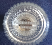 Lade das Bild in den Galerie-Viewer, PFEFFERSTREUER - Hartglas & Metall, Senkrechte Linien Streifen Relief P-Form Streulöcher (nBC)