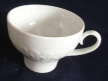 Lade das Bild in den Galerie-Viewer, TEETASSE - Porzellan, Symbol Fächer Muster Relief Motiv Dekor (BC)