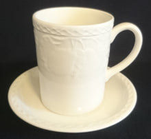 Lade das Bild in den Galerie-Viewer, KAFFEETASSE - Keramik / Steingut, Flora Obst Weintrauben Birnen Blatt Blüten Abstrakt Rand Relief Motiv Dekor