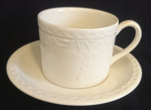 Lade das Bild in den Galerie-Viewer, TEETASSE - Keramik / Steingut, Flora Obst Weintrauben Birnen Blatt Blüten Abstrakt Rand Relief Motiv Dekor