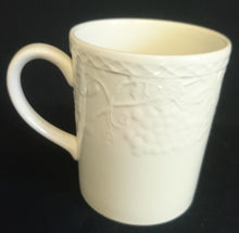 Lade das Bild in den Galerie-Viewer, 2er Set 2er KAFFEEGEDECKE - Keramik / Steingut, Flora Obst Weintrauben Birnen Blatt Blüten Abstrakt Rand Relief Motiv Dekor