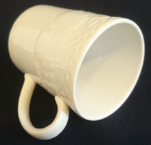 Lade das Bild in den Galerie-Viewer, KAFFEETASSE - Keramik / Steingut, Flora Obst Weintrauben Birnen Blatt Blüten Abstrakt Rand Relief Motiv Dekor