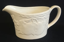 Lade das Bild in den Galerie-Viewer, MILCHKÄNNCHEN - Keramik / Steingut, Flora Obst Weintrauben Birnen Blatt Blüten Abstrakt Rand Relief Motiv Dekor