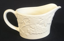 Lade das Bild in den Galerie-Viewer, MILCHKÄNNCHEN - Keramik / Steingut, Flora Obst Weintrauben Birnen Blatt Blüten Abstrakt Rand Relief Motiv Dekor