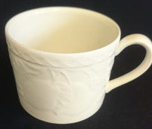 Lade das Bild in den Galerie-Viewer, TEETASSE - Keramik / Steingut, Flora Obst Weintrauben Birnen Blatt Blüten Abstrakt Rand Relief Motiv Dekor