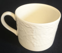 Lade das Bild in den Galerie-Viewer, TEETASSE - Keramik / Steingut, Flora Obst Weintrauben Birnen Blatt Blüten Abstrakt Rand Relief Motiv Dekor