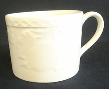 Lade das Bild in den Galerie-Viewer, 2er Set TEETASSEN - Keramik / Steingut, Flora Obst Weintrauben Birnen Blatt Blüten Abstrakt Rand Relief Motiv Dekor