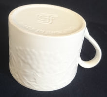 Lade das Bild in den Galerie-Viewer, TEETASSE - Keramik / Steingut, Flora Obst Weintrauben Birnen Blatt Blüten Abstrakt Rand Relief Motiv Dekor