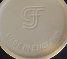 Lade das Bild in den Galerie-Viewer, 2er Set TEETASSEN - Keramik / Steingut, Flora Obst Weintrauben Birnen Blatt Blüten Abstrakt Rand Relief Motiv Dekor