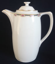 Lade das Bild in den Galerie-Viewer, KAFFEEKANNE MIT DECKEL - Porzellan, Goldrand Rosenblüten Bouquet Punkte Kreise Motiv Dekor