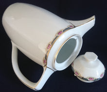 Lade das Bild in den Galerie-Viewer, KAFFEEKANNE MIT DECKEL - Porzellan, Goldrand Rosenblüten Bouquet Punkte Kreise Motiv Dekor