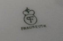 Lade das Bild in den Galerie-Viewer, KAFFEEKANNE MIT DECKEL - Porzellan, Goldrand Rosenblüten Bouquet Punkte Kreise Motiv Dekor