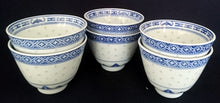 Lade das Bild in den Galerie-Viewer, SAKEBECHER - Porzellan, Blatt Blätter Striche Linien Pluszeichen Punkte Tupfen Relief Dekor