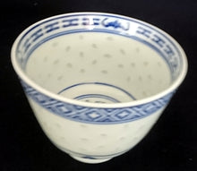 Lade das Bild in den Galerie-Viewer, 6er Set SAKEBECHER - Porzellan, Blatt Blätter Striche Linien Pluszeichen Punkte Tupfen Relief Dekor