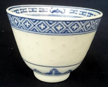 Lade das Bild in den Galerie-Viewer, 2er Set SAKEBECHER - Porzellan, Blatt Blätter Striche Linien Pluszeichen Punkte Tupfen Relief Dekor