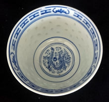 Lade das Bild in den Galerie-Viewer, 6er Set SAKEBECHER - Porzellan, Blatt Blätter Striche Linien Pluszeichen Punkte Tupfen Relief Dekor