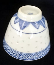 Lade das Bild in den Galerie-Viewer, SAKEBECHER - Porzellan, Blatt Blätter Striche Linien Pluszeichen Punkte Tupfen Relief Dekor