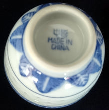 Lade das Bild in den Galerie-Viewer, SAKEBECHER - Porzellan, Blatt Blätter Striche Linien Pluszeichen Punkte Tupfen Relief Dekor