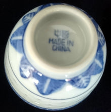 Lade das Bild in den Galerie-Viewer, 2er Set SAKEBECHER - Porzellan, Blatt Blätter Striche Linien Pluszeichen Punkte Tupfen Relief Dekor