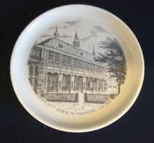 Lade das Bild in den Galerie-Viewer, SAMMELTELLERCHEN UNTERSETZER - Porzellan, Die Alte Börse in Hamburg um 1827 Motiv Aufschrift Dekor